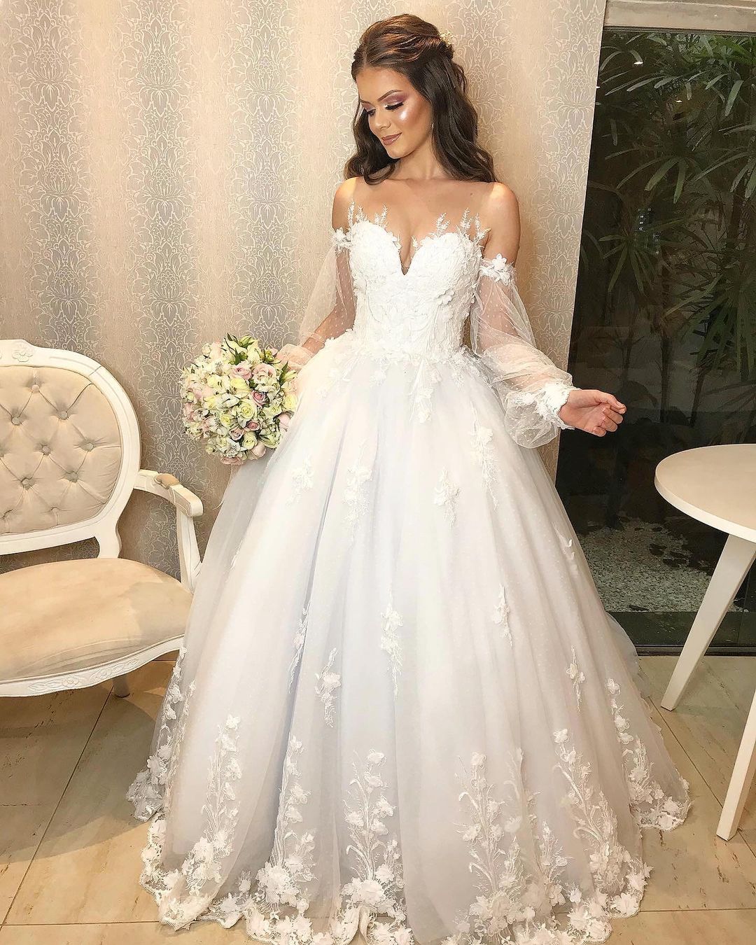 Elegantes langes schulterfreies Prinzessin-Brautkleid mit Blasenärmeln