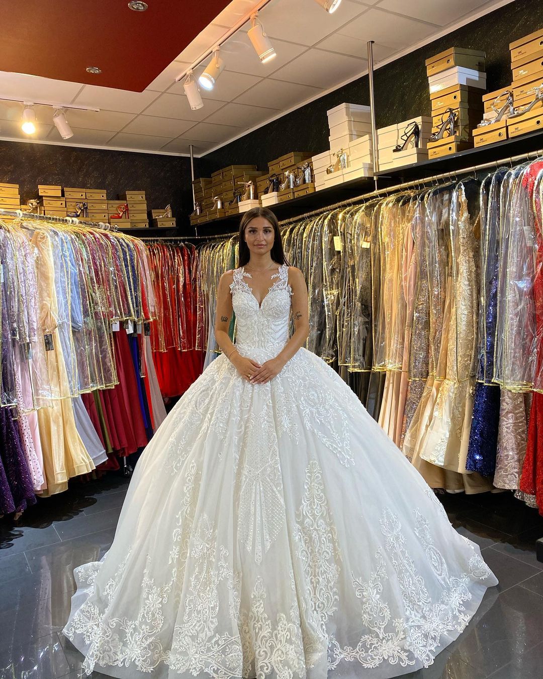 Wunderschönes Brautkleid aus Spitze mit rückenfreier Schleppe und V-Ausschnitt-Applikationen
