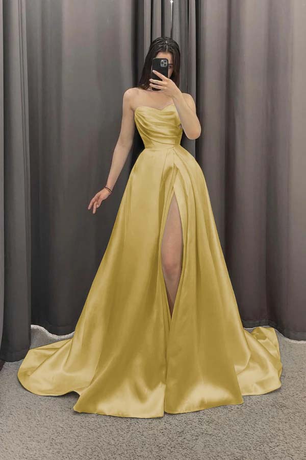 Weißes, schulterfreies, herzförmiges Brautkleid in A-Linie mit hohem Schlitz