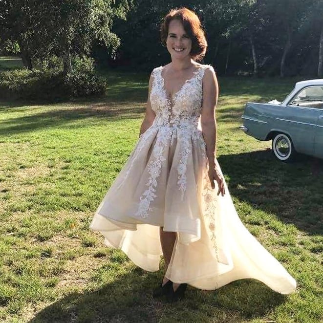 A-Linie, V-Ausschnitt, offener Rücken, Hi-Lo-Rüschen-Tüll-Brautkleid mit Spitzenapplikationen