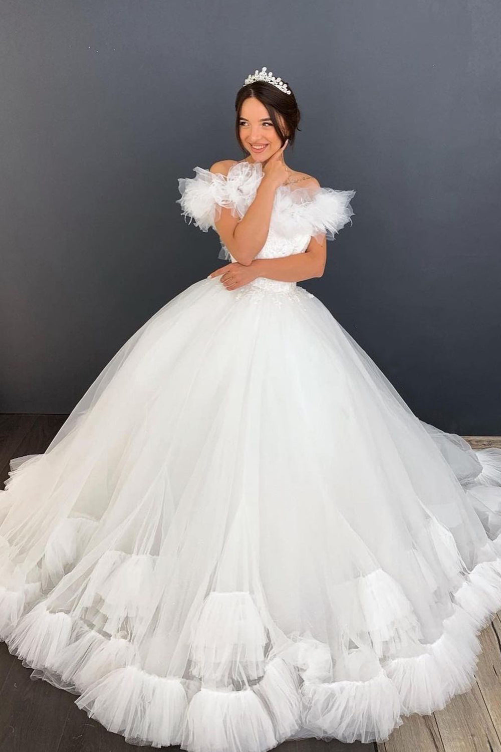 Plissiertes, schulterfreies Ballkleid-Hochzeitskleid mit Tüllrüschen