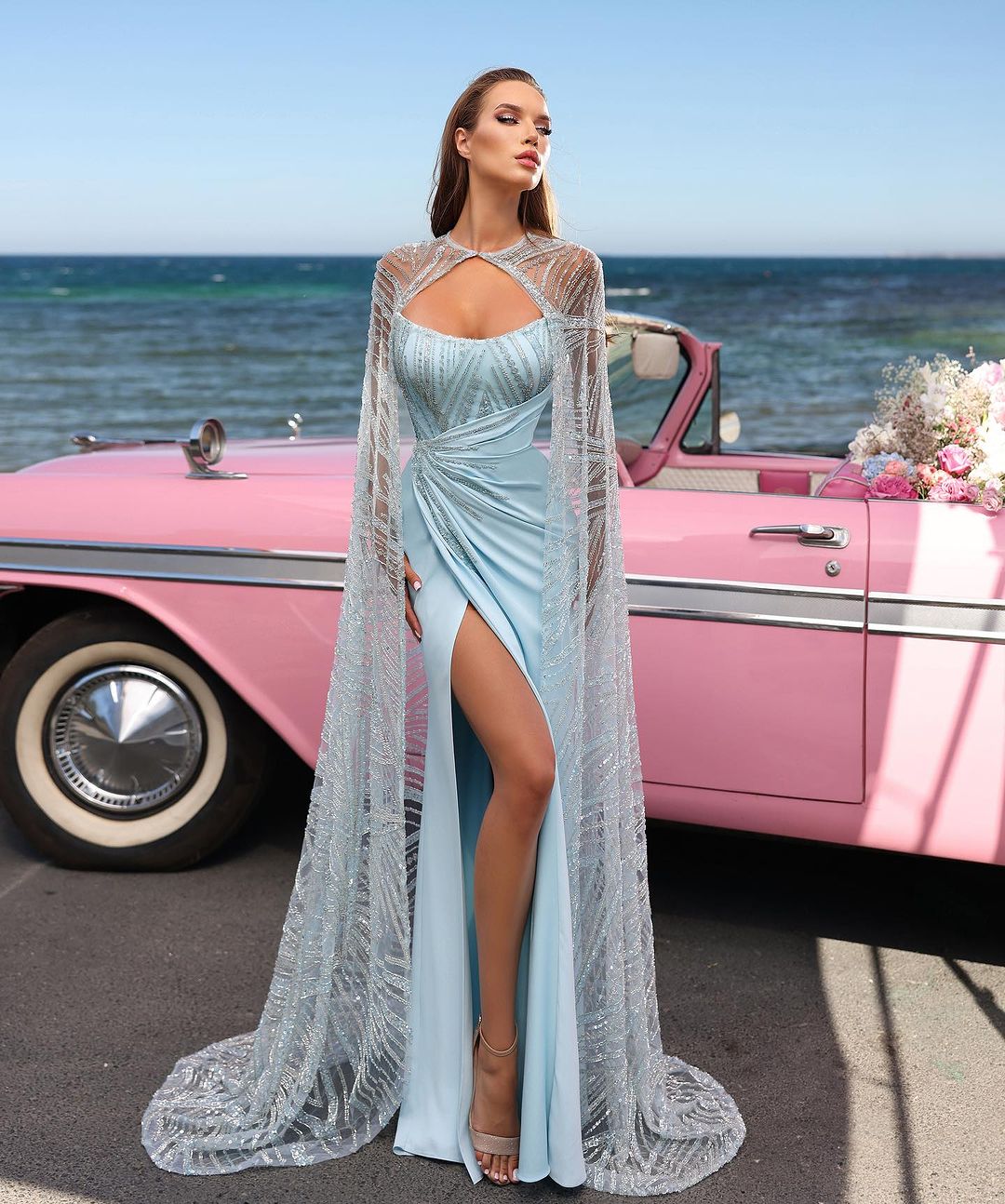 Babyblaues Ballkleid mit langen Pailletten, trägerlos und hohem Schlitz