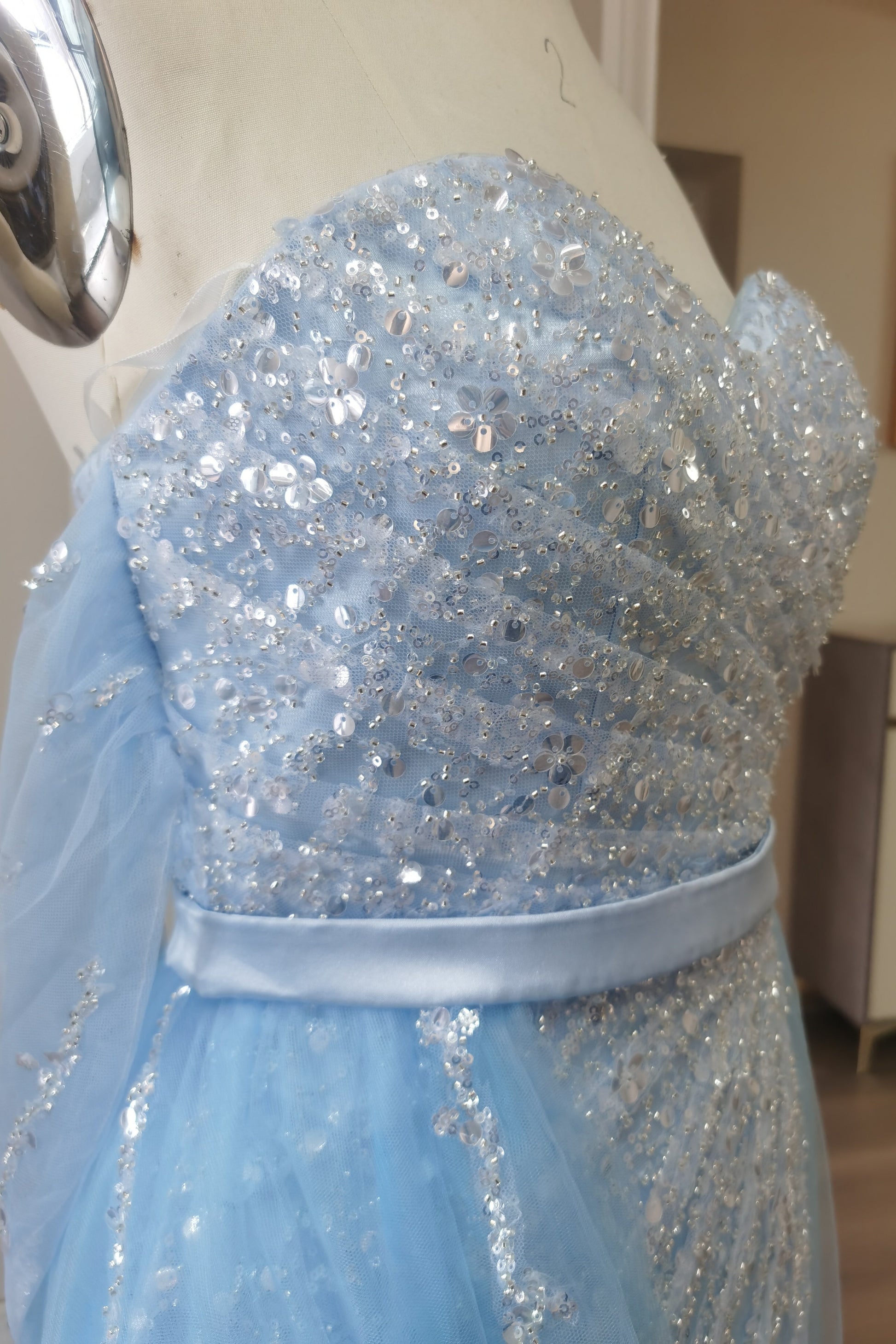 Schulterfreies, himmelblaues Ballkleid mit Pailletten und Schlitz