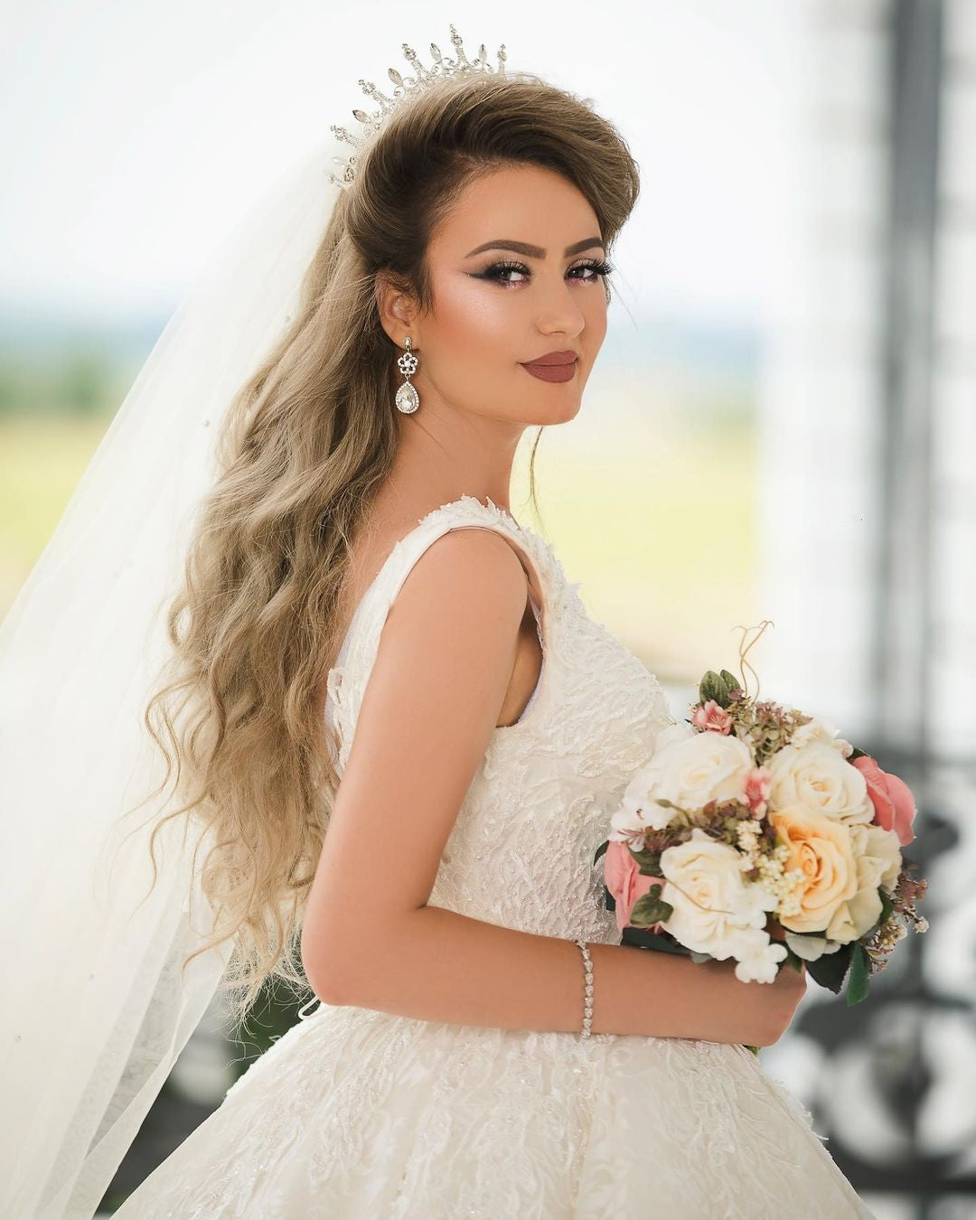 Princess Wedding Dress with V-Neck Wedding Dresses Tulle