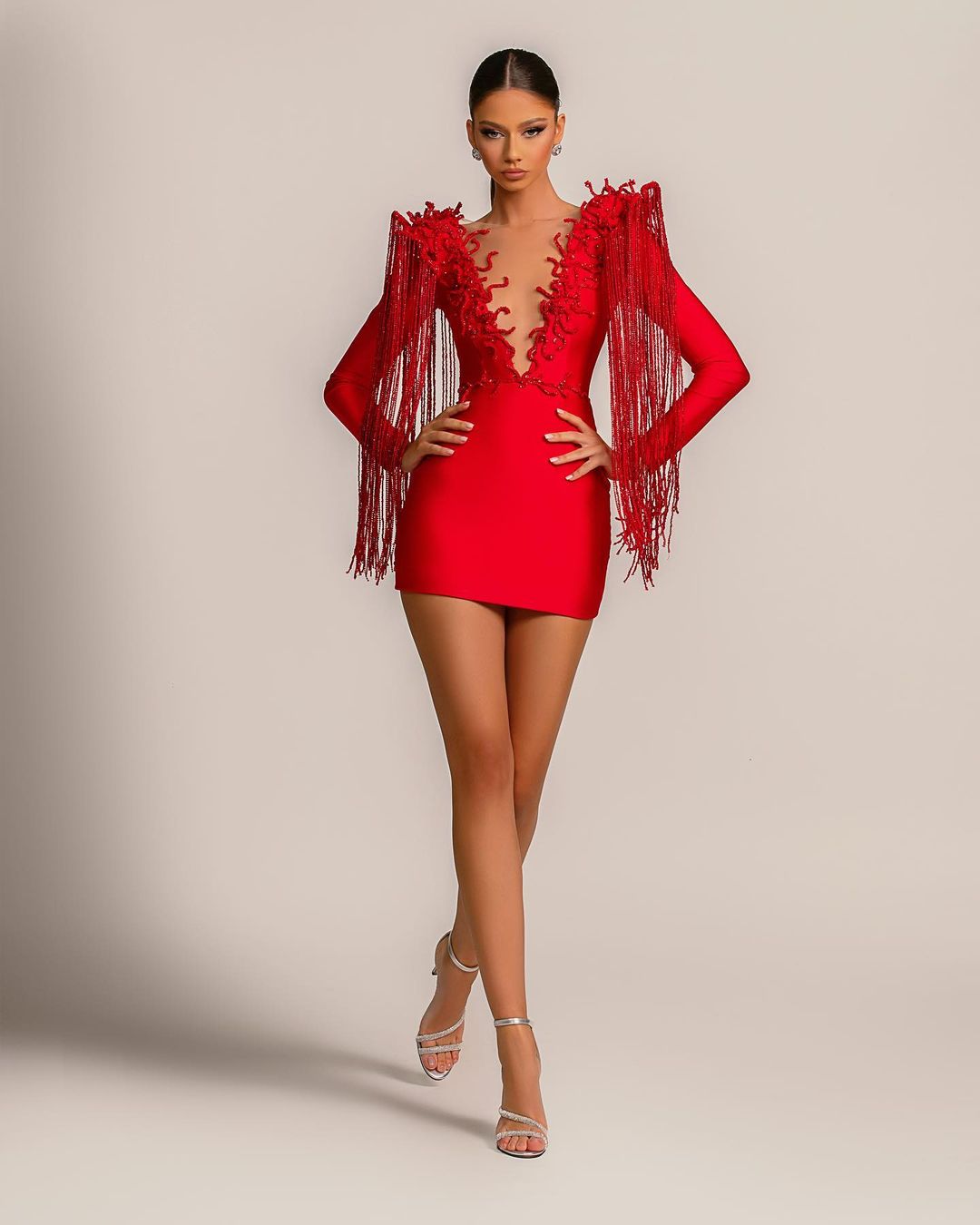 Kurzes rotes Abendkleid mit V-Ausschnitt und Quaste, sexy, lange Ärmel