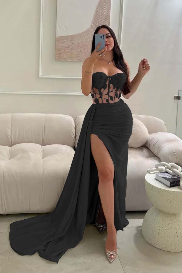 Babyblaues ärmelloses Ballkleid mit langer Spitze, Perlen und hohem Schlitz