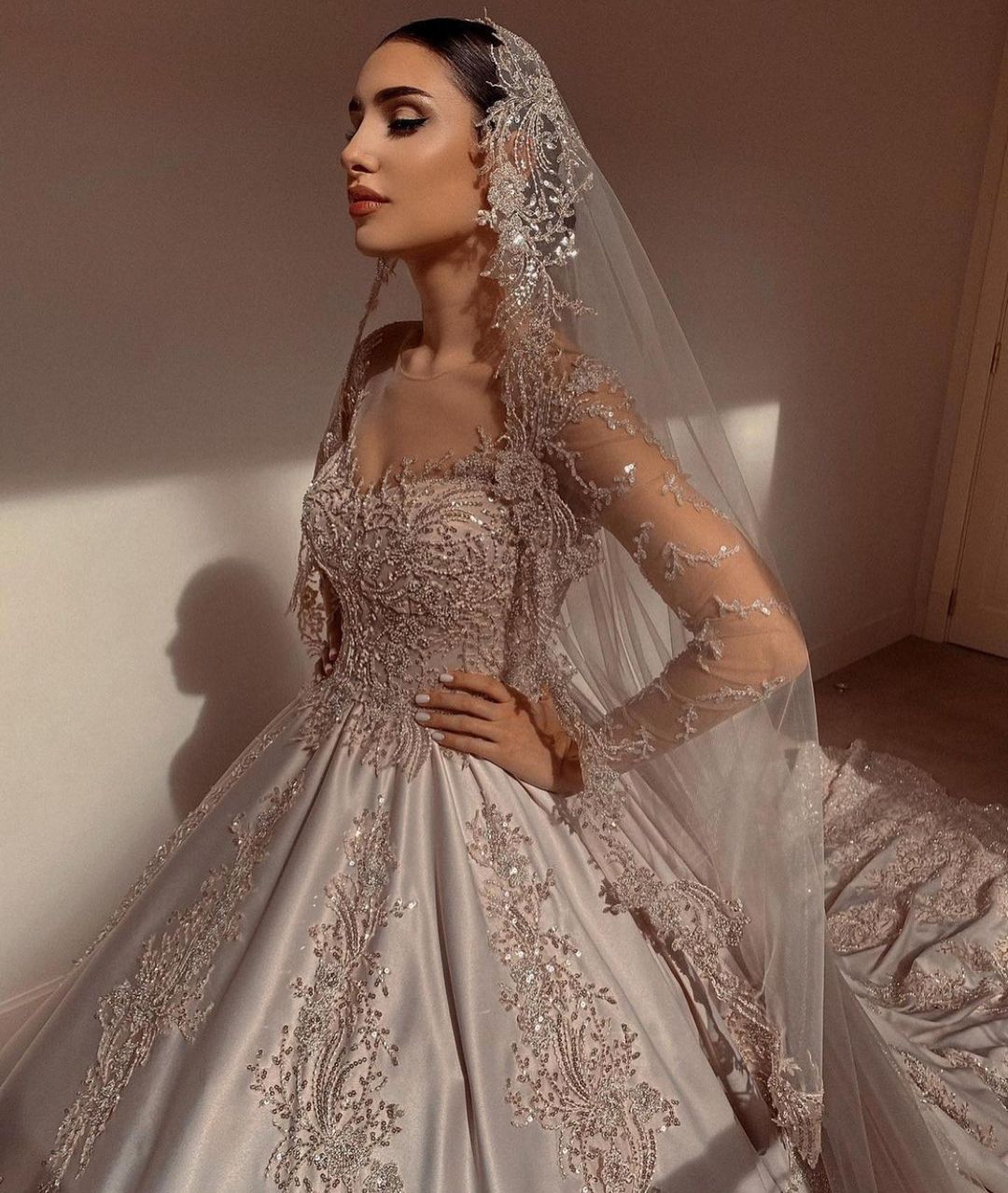 Wunderschönes herzförmiges, langärmliges Satin-Brautkleid mit Perlenverzierung