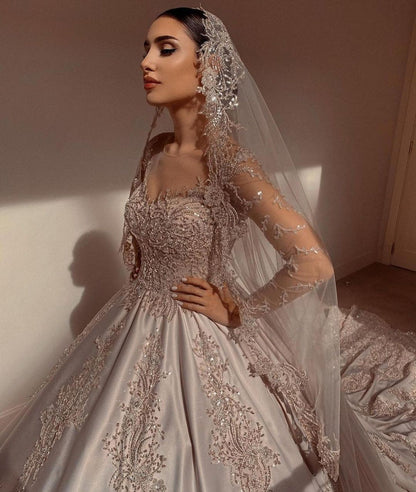 Wunderschönes herzförmiges, langärmliges Satin-Brautkleid mit Perlenverzierung