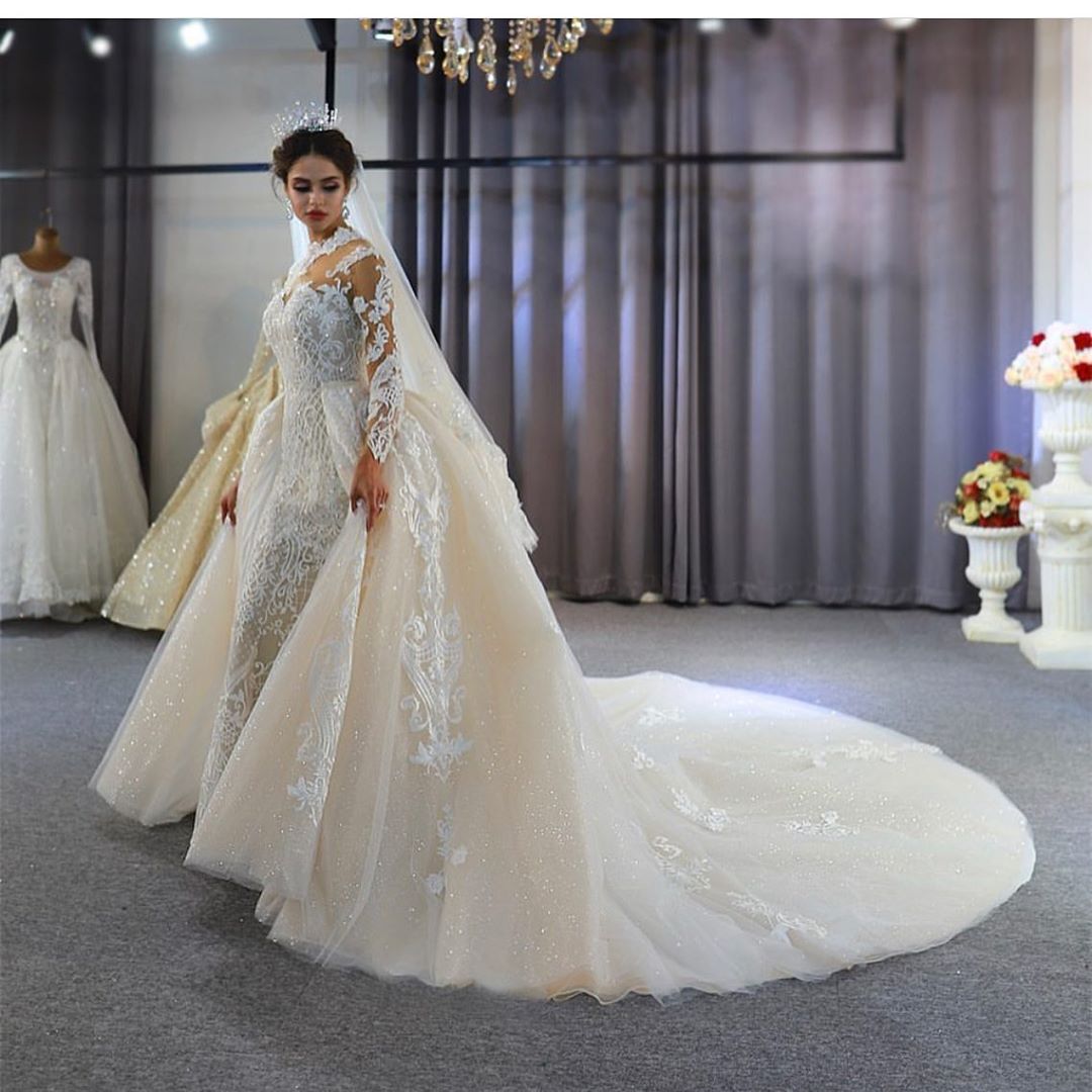 A-Linie, herzförmiges, bodenlanges Brautkleid mit langen Ärmeln und Spitzenapplikationen