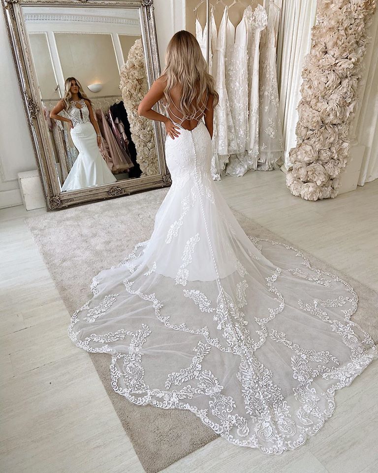 Rückenfreies langes Meerjungfrau-Brautkleid aus Satin mit Spaghettiträgern und Spitze