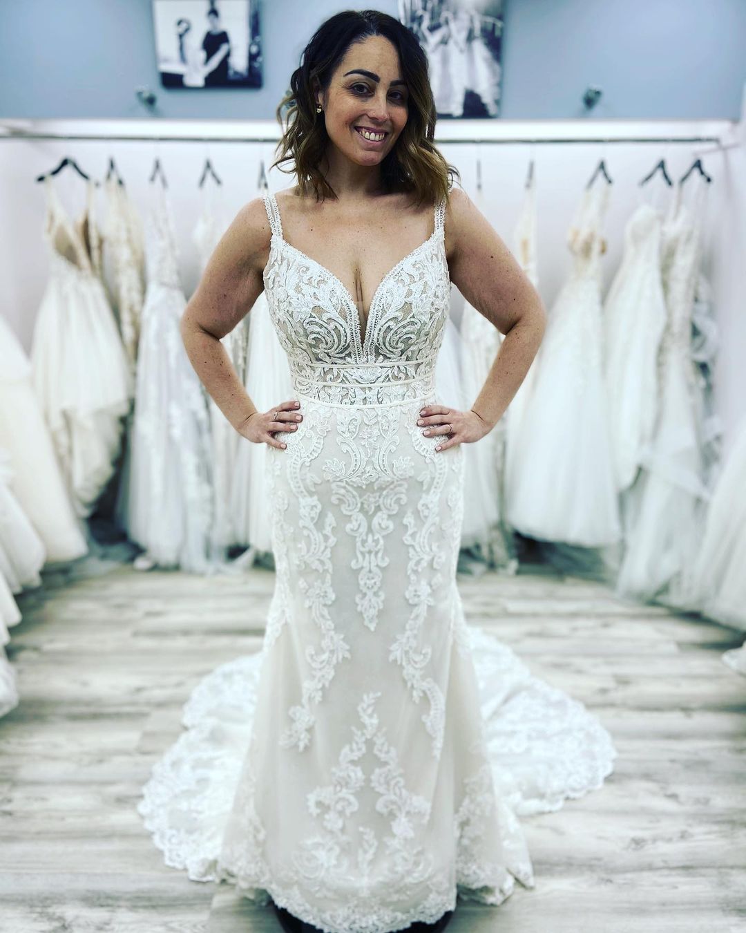 Edles Meerjungfrau-Brautkleid mit Herzausschnitt, Spaghettiträgern, Spitze und bodenlangen Applikationen