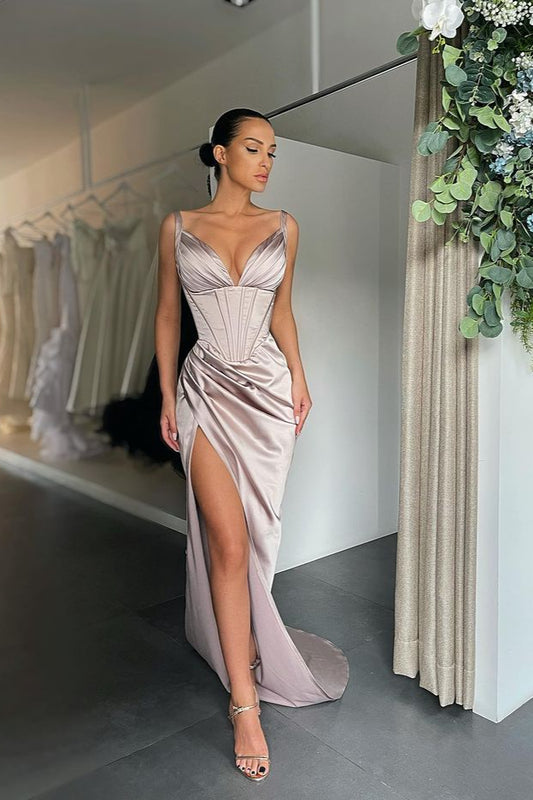 Ärmelloses, geteiltes Ballkleid mit V-Ausschnitt