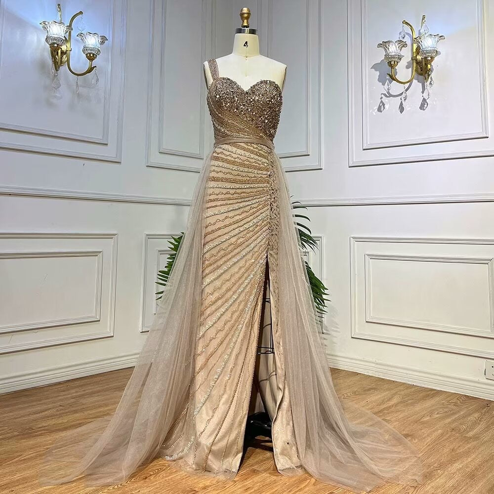 Elegantes, ärmelloses, schulterfreies Abendkleid im Meerjungfrau-Stil mit Pailletten und Tüll-Überrock