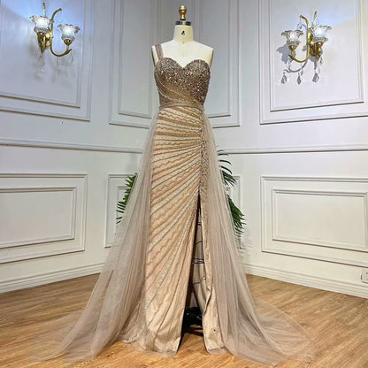 Elegantes, ärmelloses, schulterfreies Abendkleid im Meerjungfrau-Stil mit Pailletten und Tüll-Überrock