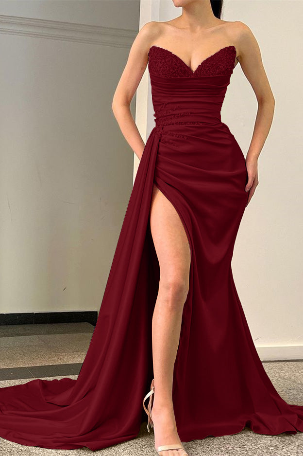 Ärmelloses Abendkleid im Meerjungfrau-Stil mit Pailletten und Schlitz