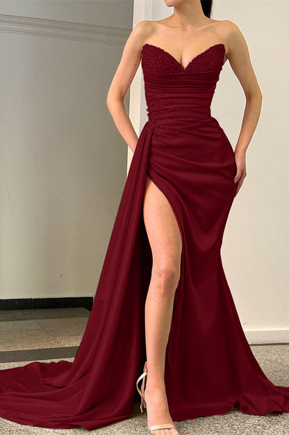 Ärmelloses Abendkleid im Meerjungfrau-Stil mit Pailletten und Schlitz