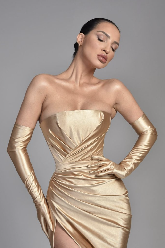 Champagner-Abendkleid, halbe Ärmel, schulterfrei, mit plissiertem Schlitz