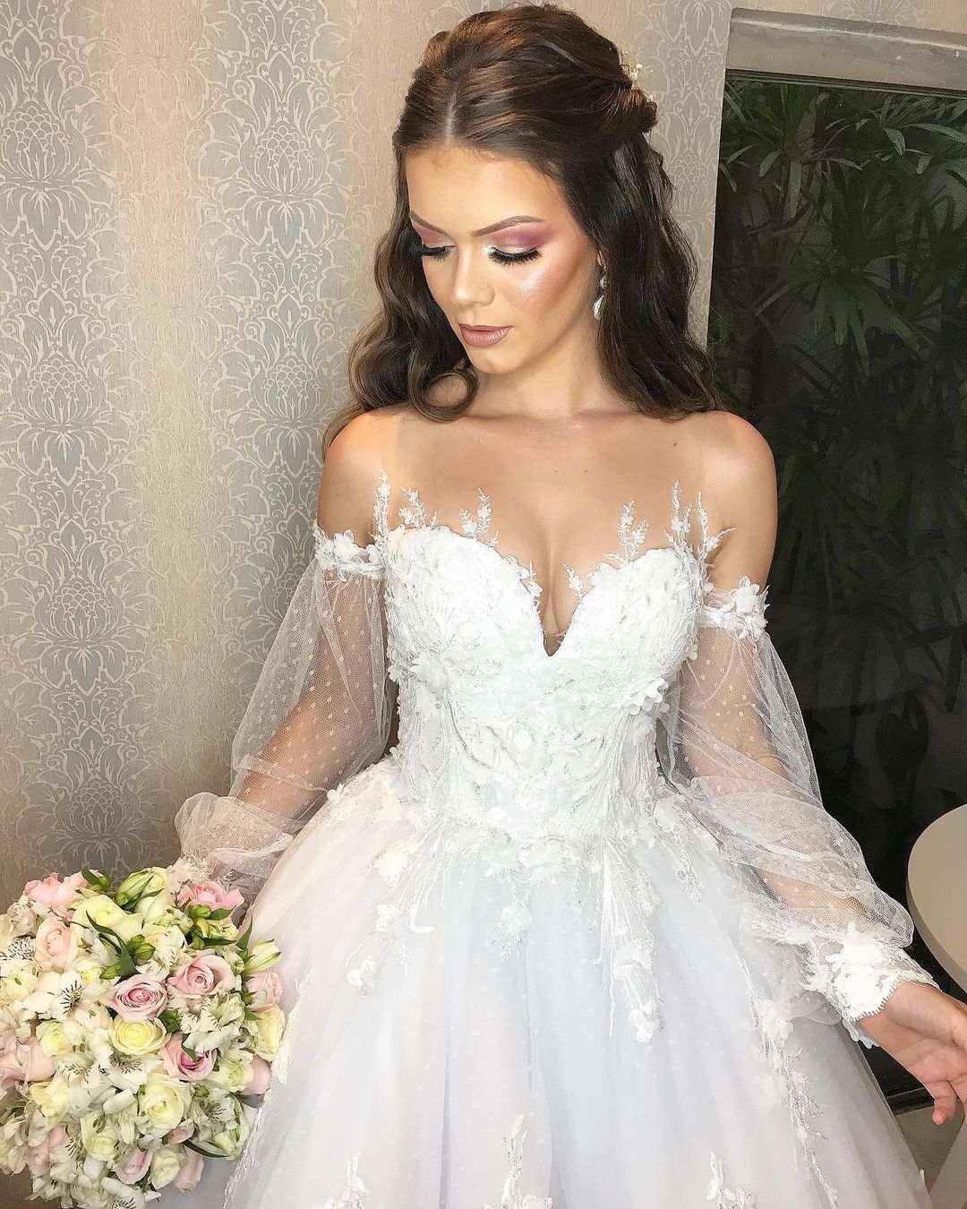 Elegantes langes schulterfreies Prinzessin-Brautkleid mit Blasenärmeln