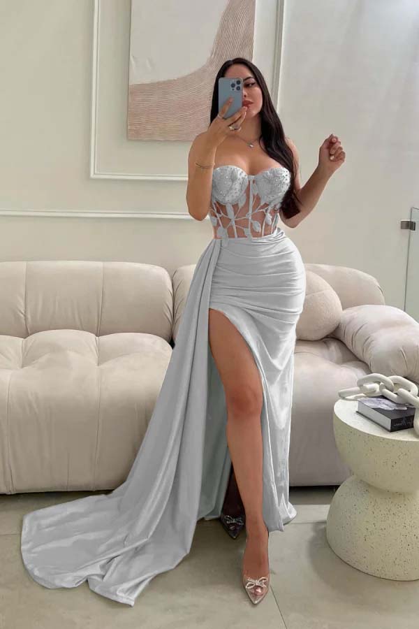 Babyblaues ärmelloses Ballkleid mit langer Spitze, Perlen und hohem Schlitz