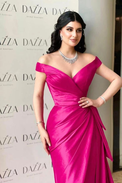 Wunderschönes, schulterfreies, geschlitztes Ballkleid in Fuchsia mit V-Ausschnitt und Falten