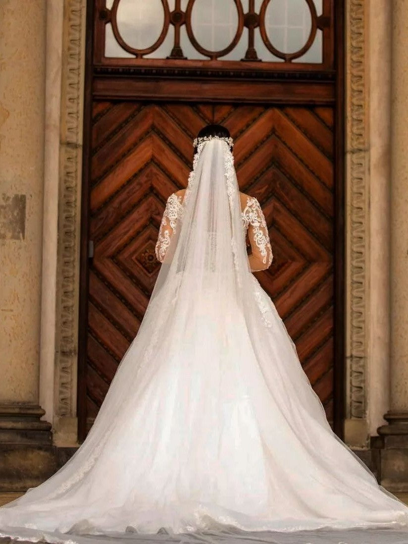 Schlichtes, schulterfreies Spitzenhochzeitskleid im Meerjungfrau-Stil mit langen Ärmeln