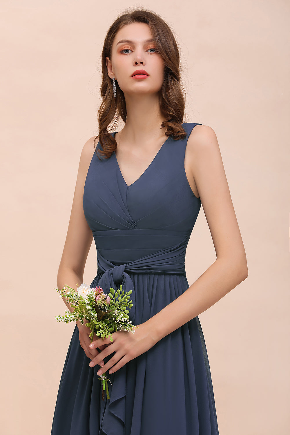 Babyonlinedress.de beitet Große Auswah von Grau Brautjungfernkleider Lang Günstig. Chiffon Kleider Hochzeitsparty für Sie zur Hochzeit gehen.