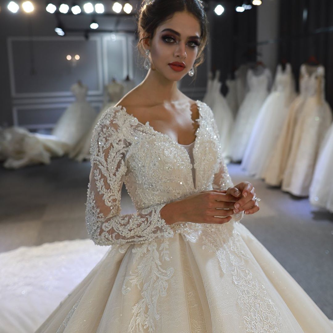 Elegantes, rückenfreies, langärmliges Brautkleid in A-Linie mit Herzausschnitt und Applikationen aus Spitze und Pailletten