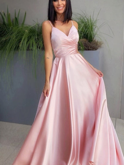 Errötendes rosafarbenes Ballkleid mit Spaghettiträgern