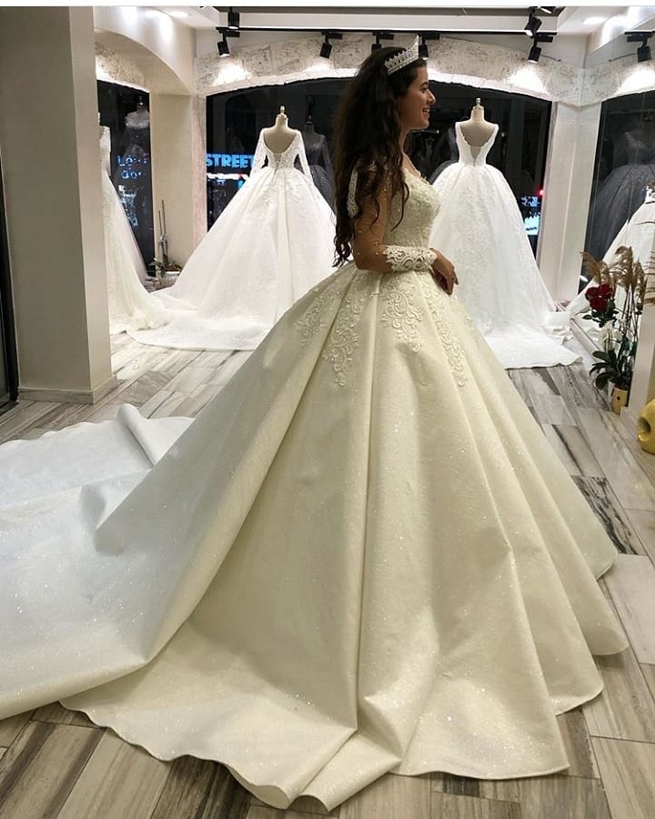 Elegantes, langärmeliges, herzförmiges Prinzessin-Brautkleid aus Satin mit Applikationen