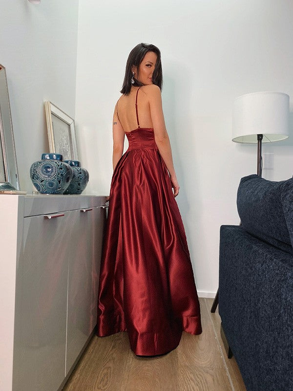 Burgunderrotes Ballkleid mit Spaghettiträgern und Schlitz