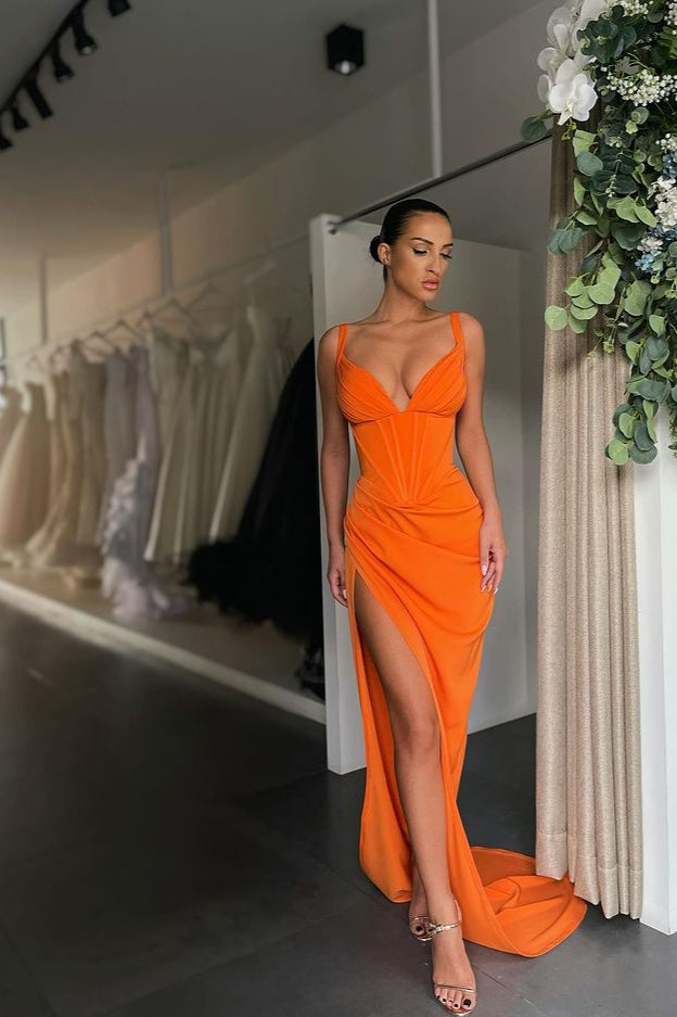 Ärmelloses, geteiltes Ballkleid mit V-Ausschnitt