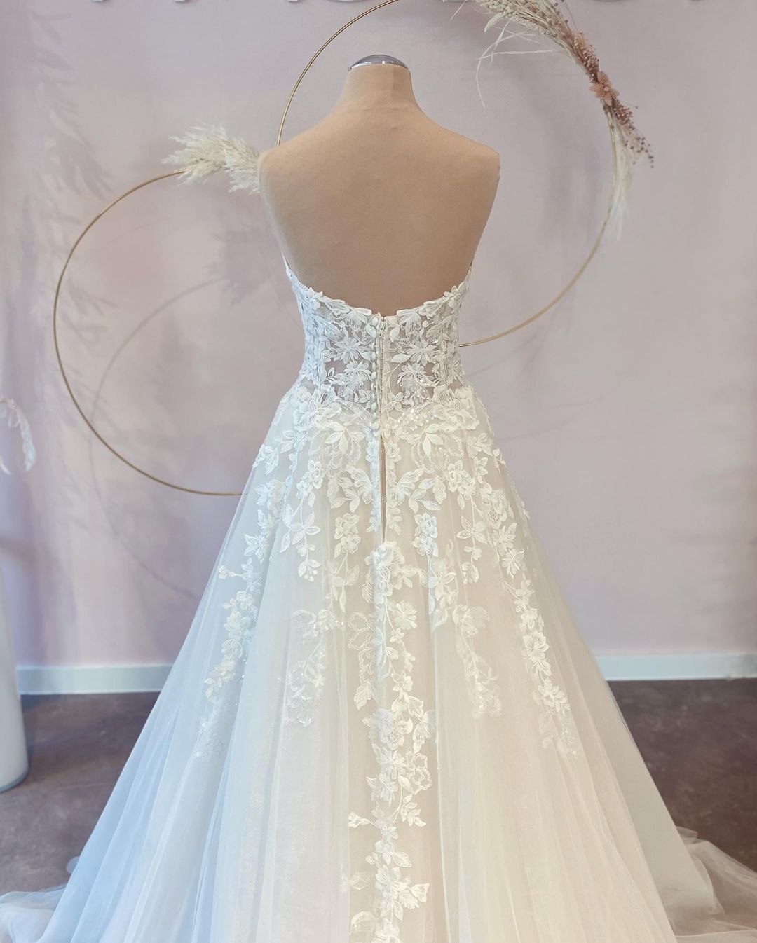 Langes A-Linien-Brautkleid aus Tüll mit Herzausschnitt und Spitzenapplikationen