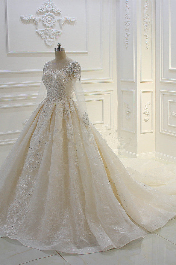 Langärmliges, perlenbesetztes Ballkleid-Brautkleid von Bateau mit Spitzenapplikationen