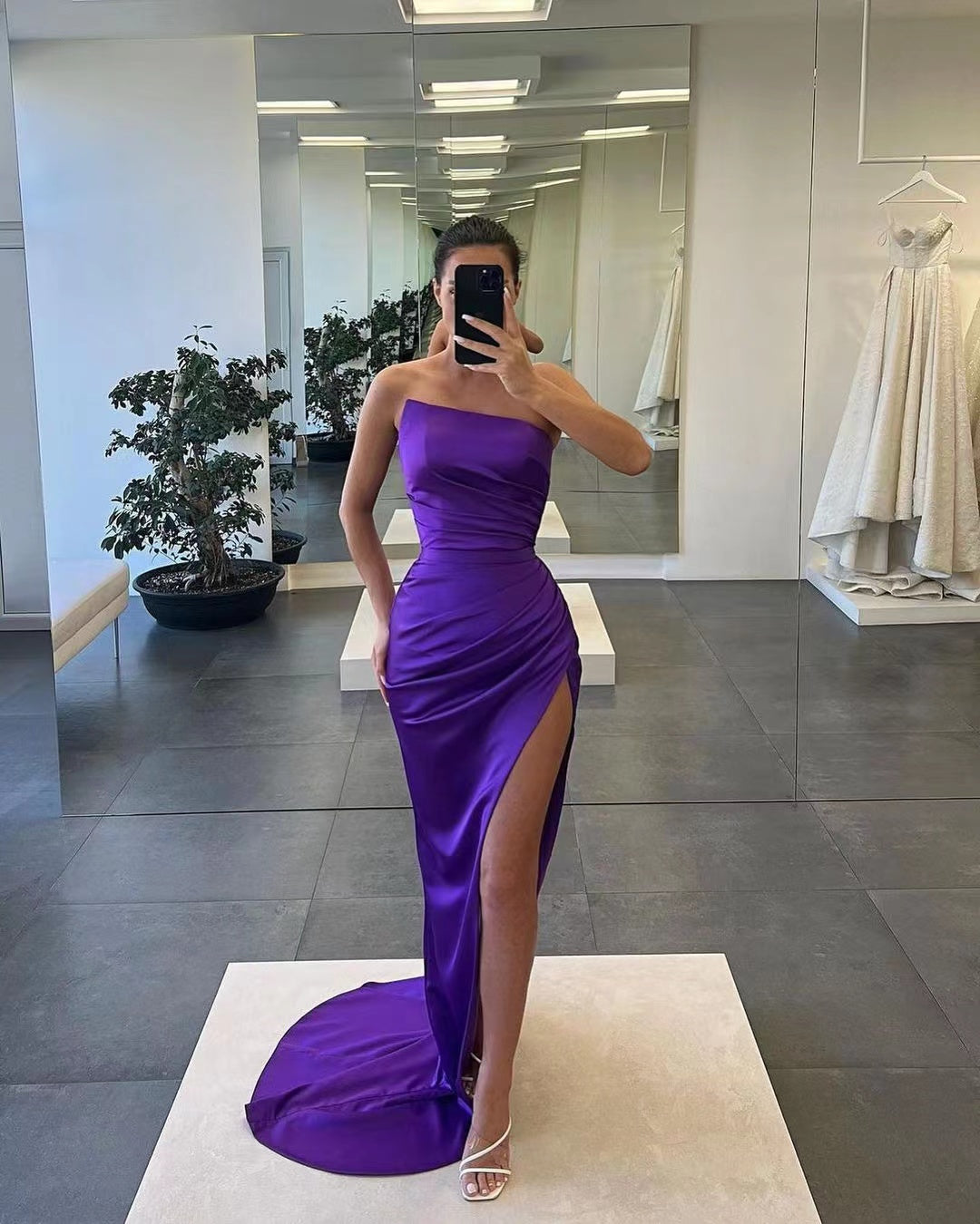 Wunderschönes, ärmelloses, langes Meerjungfrau-Abschlussballkleid aus Satin mit Schlitz