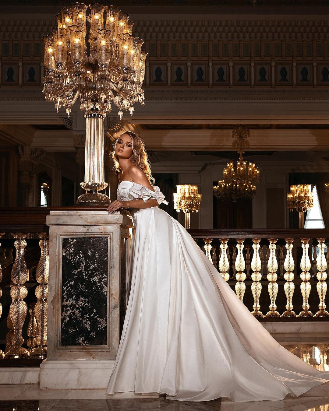 A-Linie, schulterfreies, bodenlanges Brautkleid aus Satin mit Spitze und herzförmigen Applikationen
