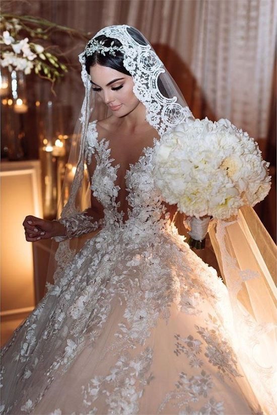 Bateau-Brautkleid mit langen Ärmeln, bodenlangem Design, Spitzenapplikationen und Rüschen