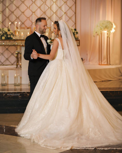 Brautkleid aus Tüll mit V-Ausschnitt und Spitzenapplikationen