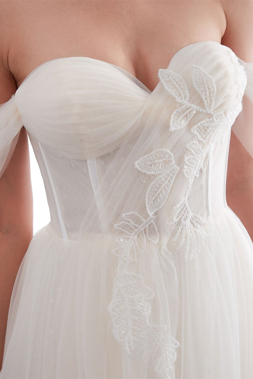 Schulterfreies, langes Brautkleid aus Tüll