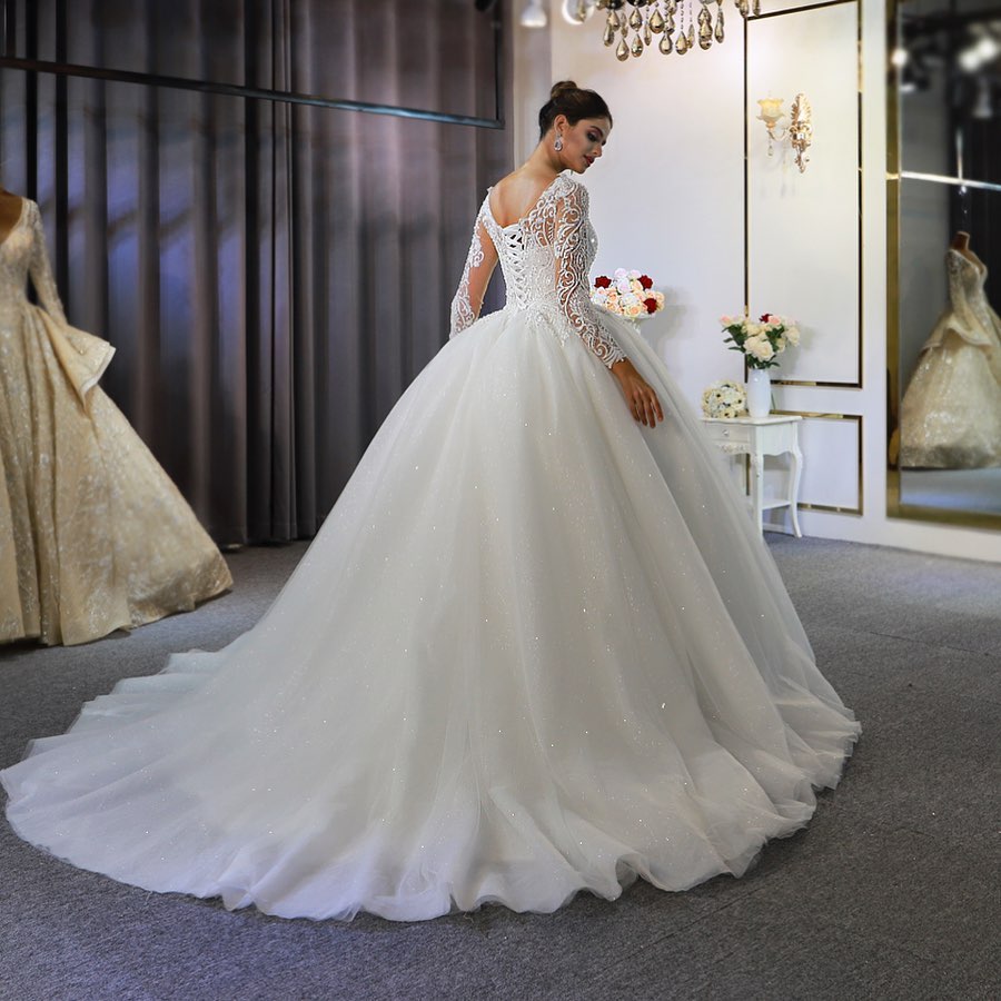 Wunderschönes Bateau-Brautkleid in A-Linie mit langen Ärmeln und Applikationen aus Spitze und Pailletten