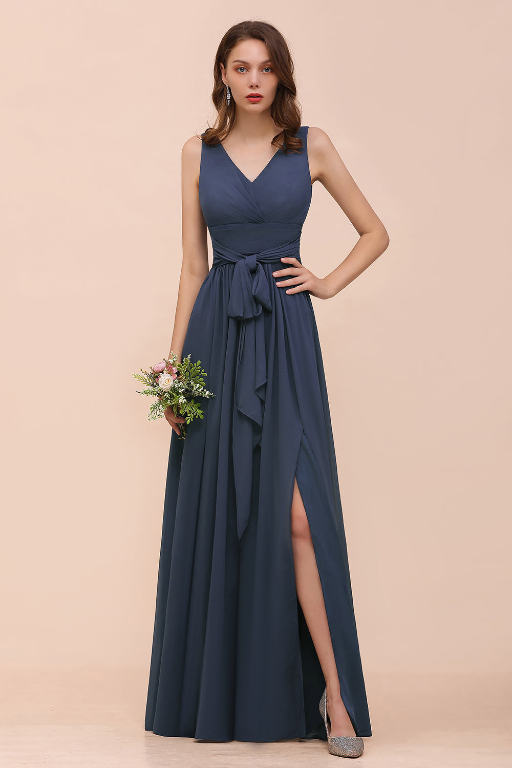 Babyonlinedress.de beitet Große Auswah von Grau Brautjungfernkleider Lang Günstig. Chiffon Kleider Hochzeitsparty für Sie zur Hochzeit gehen.