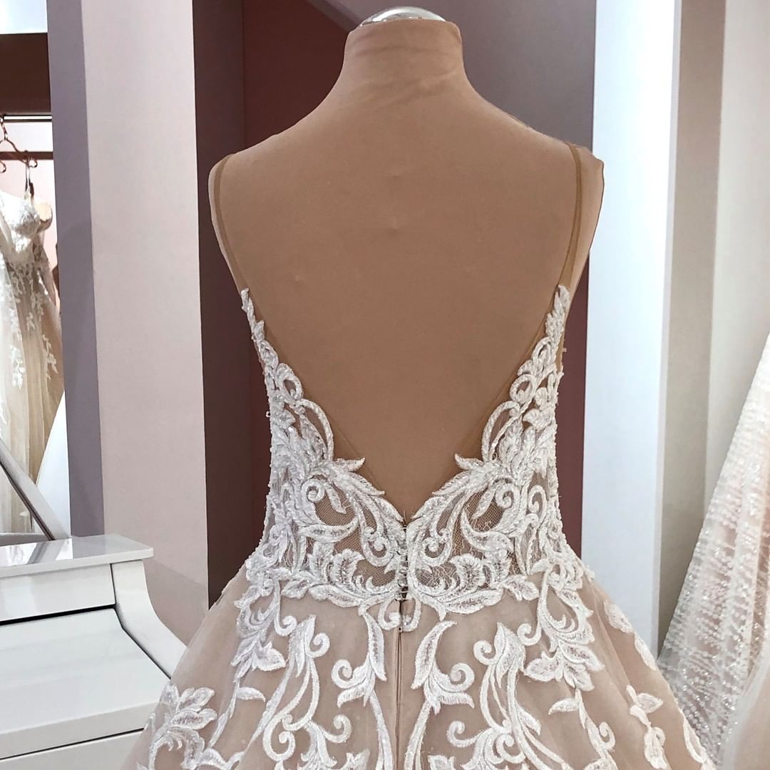 Vintage-Brautkleid in A-Linie mit V-Ausschnitt und Spaghettiträgern und Spitzenapplikationen