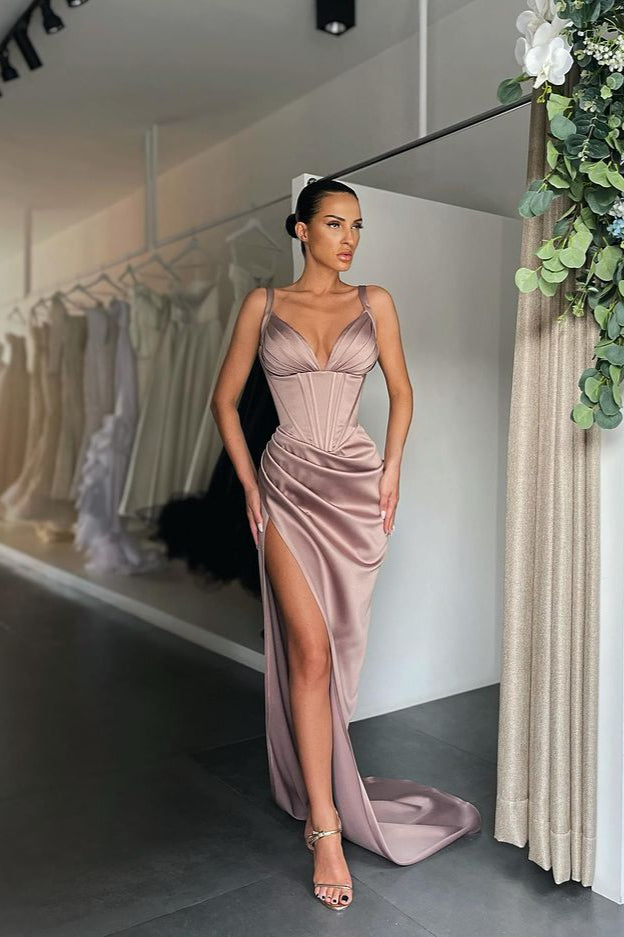 Ärmelloses, geteiltes Ballkleid mit V-Ausschnitt
