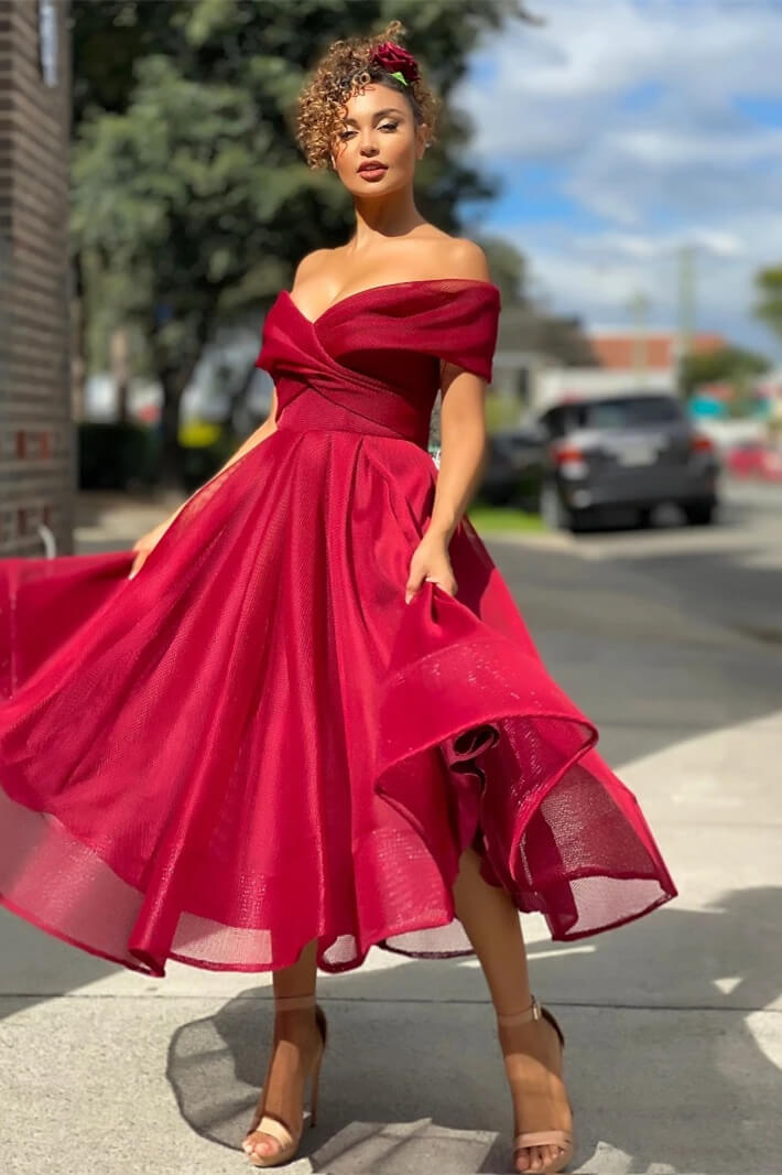 Burgunderrotes schulterfreies kurzes Abendkleid in A-Linie