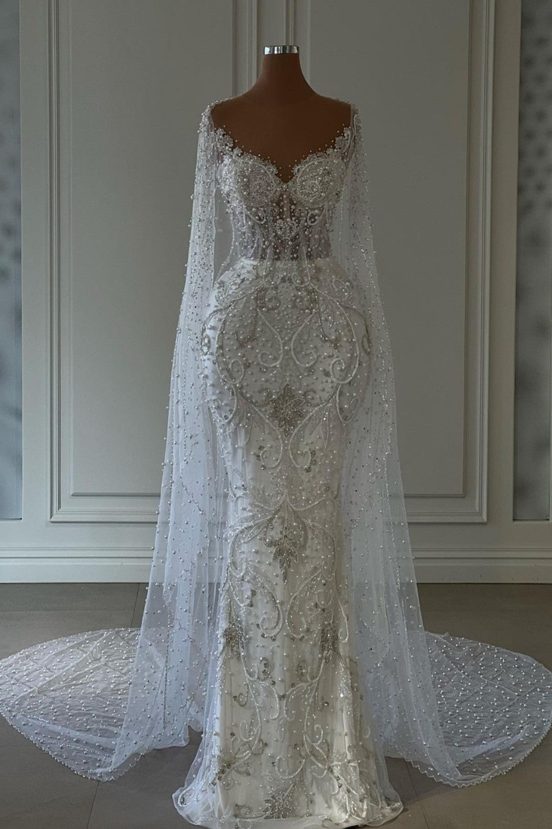Ovlias Weißes Brautkleid mit langen Ärmeln und Perlenverzierung aus Tüll