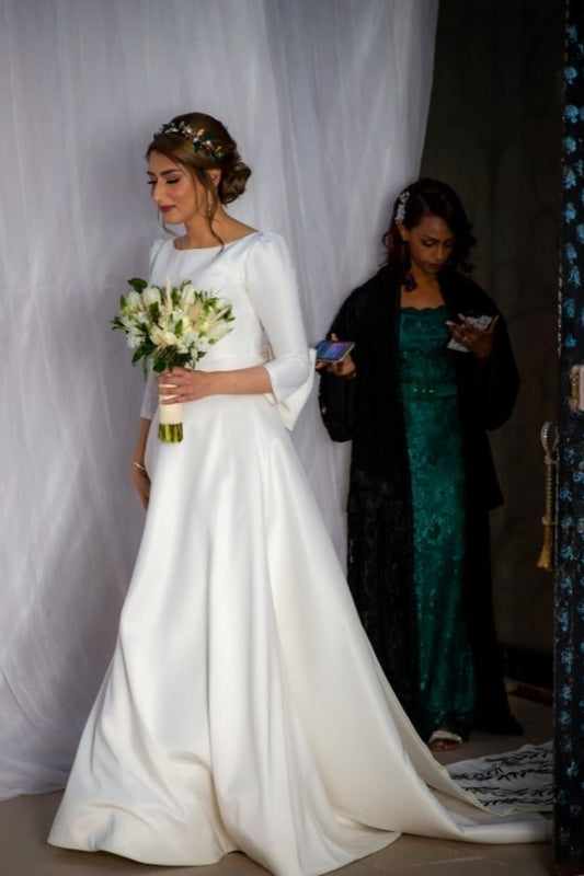 Langes A-Linien-Brautkleid aus Bateau-Satin mit Ärmeln