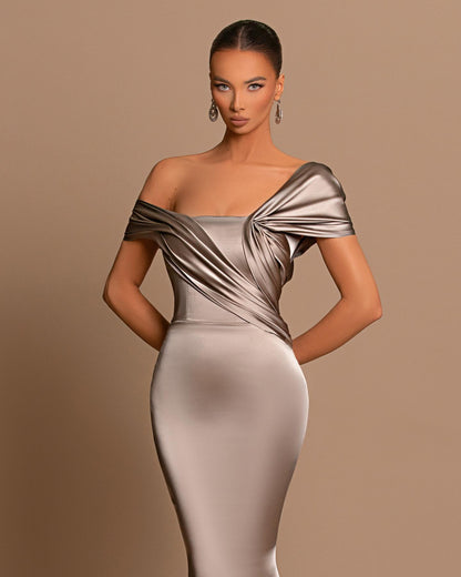 Graues Abendkleid, schulterfreies Bateau-Faltenkleid