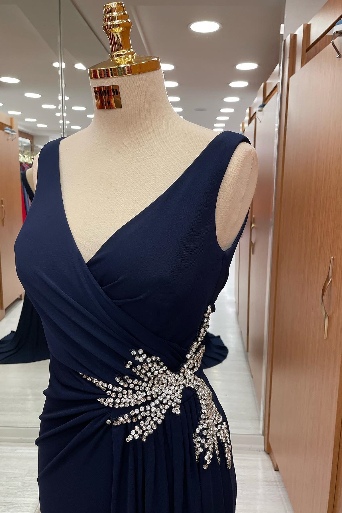 Wunderschönes, dunkelmarinefarbenes, plissiertes Ballkleid mit Trägern, V-Ausschnitt und Strasssteinen