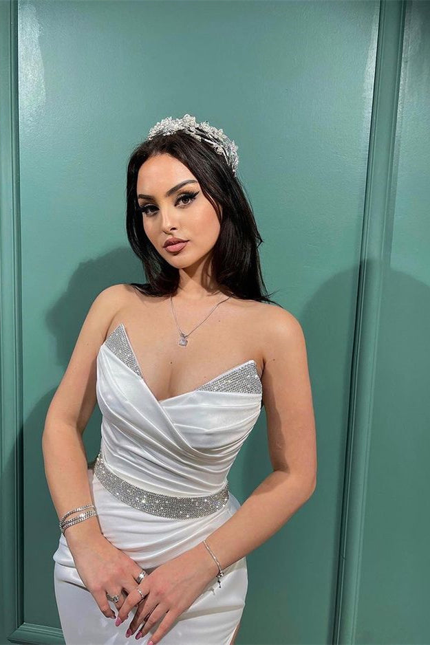 Weißes Meerjungfrau-Abendkleid mit Spaghettiträgern, V-Ausschnitt und Pailletten