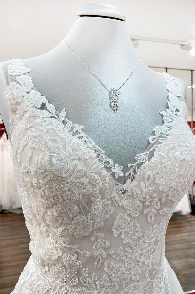 Anmutige lange A-Linien-Brautkleider aus Tüll mit V-Ausschnitt und offenem Rücken und Spitzenrüschen