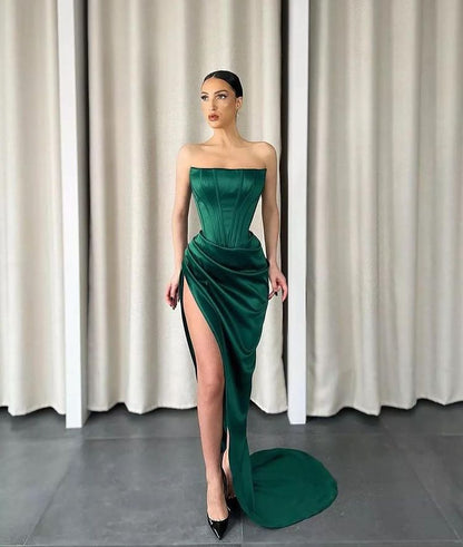 Dunkelgrünes, trägerloses, ärmelloses, langgeschlitztes Meerjungfrau-Abschlussballkleid